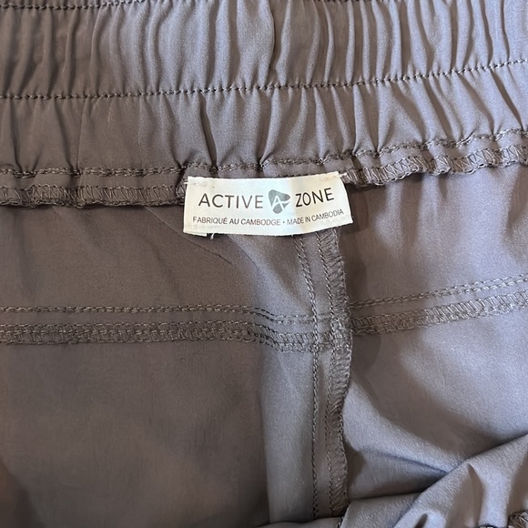 Active Zone Charcoal Grey Capris Pants. Size: 3X - Picture 8 of 9
